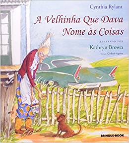 Capa do livro "A velhinha que dava nome às coisas", de Cynthia Rylant, com ilustração de uma senhora, à frente de uma casa, que estende a mão para um cachorro filhote.