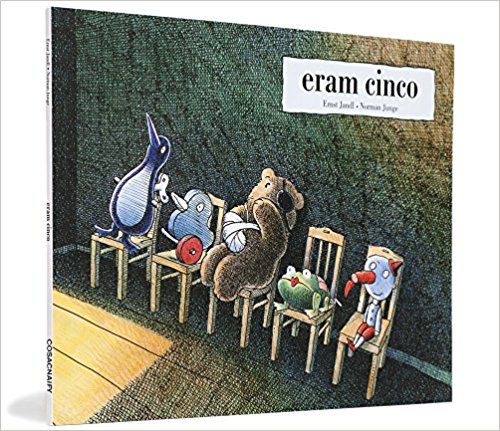 Capa do livro "Eram cinco", de Ernst Jandl, com ilustração de cinco brinquedos que estão sentados em cadeiras de madeira apoiadas na parede.