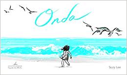 Capa do livro "Onda", de Suzy Lee, com ilustração de uma menina que olha para o mar, em que há uma onda. 