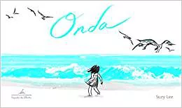 Capa do livro "Onda", de Suzy Lee, com ilustração de uma menina que olha para o mar, em que há uma onda. 