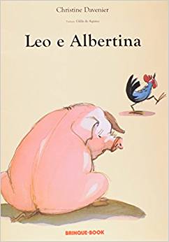 Capa do livro "Leo e Albertina", de Christine Davenier, com ilustração de um porco, que está de costas, com semblante triste e, ao fundo, um galo que canta. 