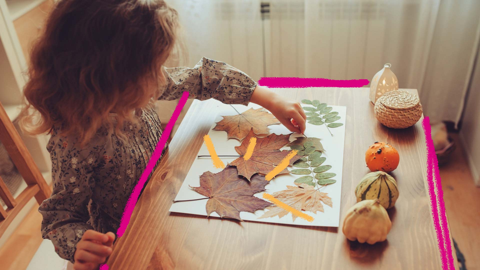 Atividades com folhas: foto de criança que brinca com folhas em cima de uma mesa.