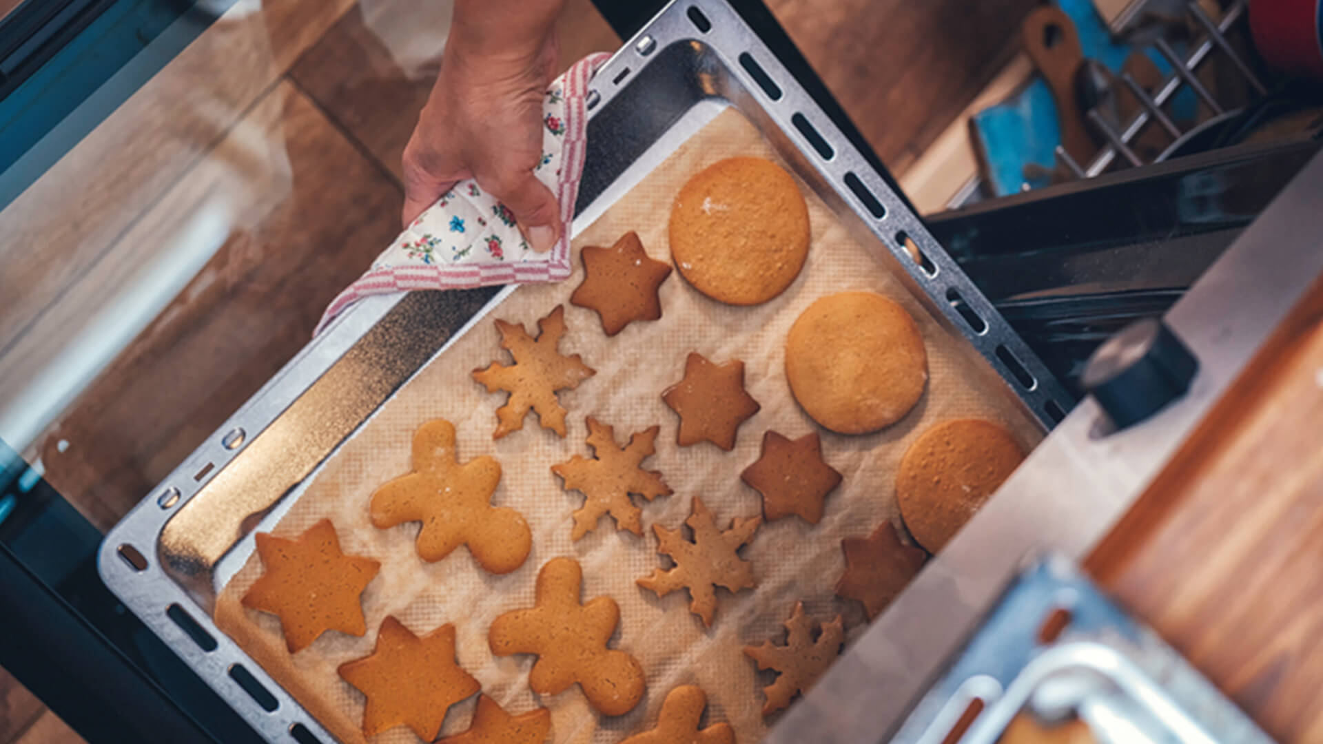 Biscoito caseiro: foto de biscoitos de diversos formatos em uma assadeira.