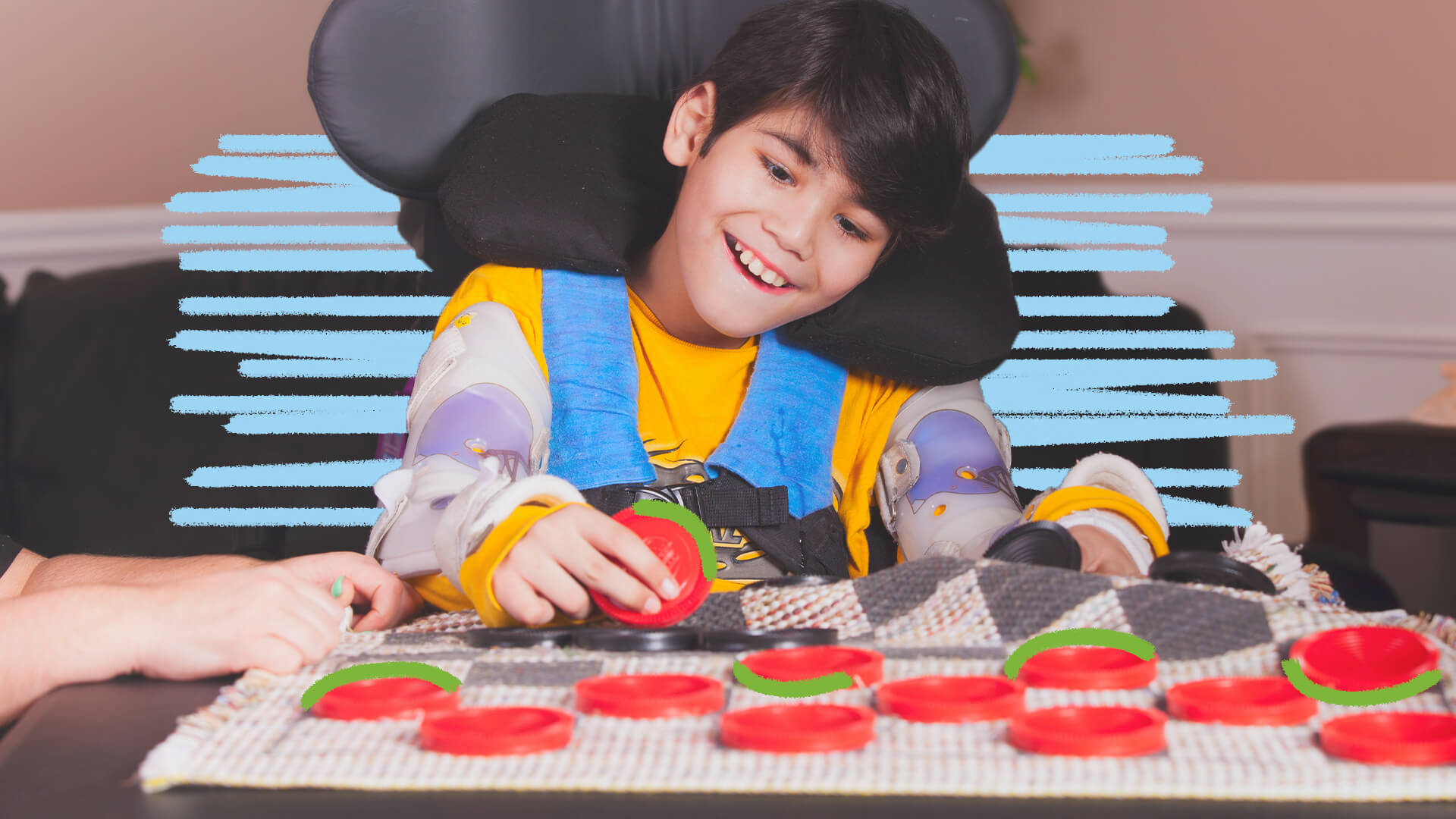 Na foto, uma criança de pele clara joga damas, em um tabuleiro de tecido com peças vermelhas. A imagem possui intervenções de rabiscos coloridos.