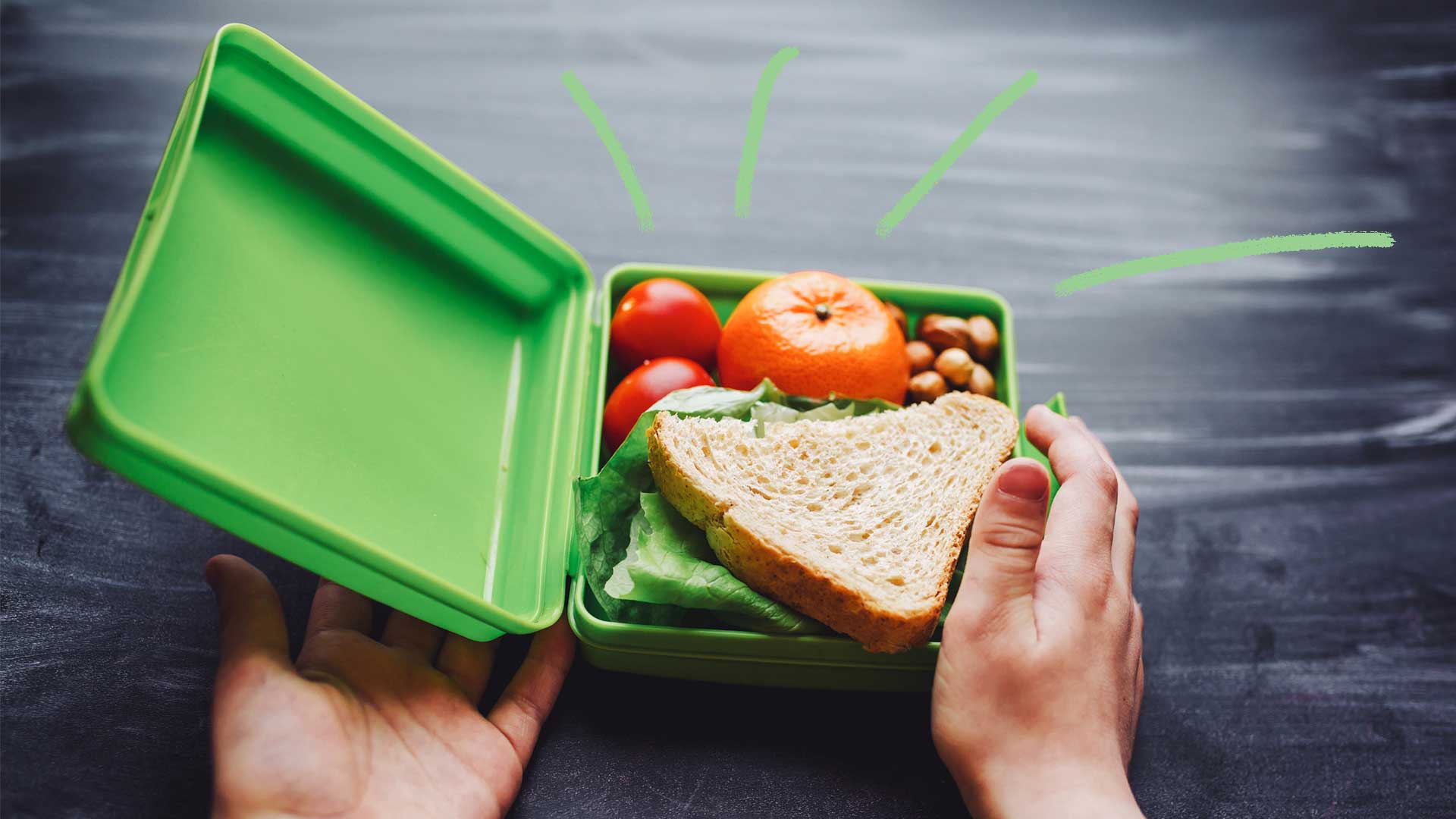 Crianças com alergia alimentar: foto de uma lancheira com um sanduíche e frutas.