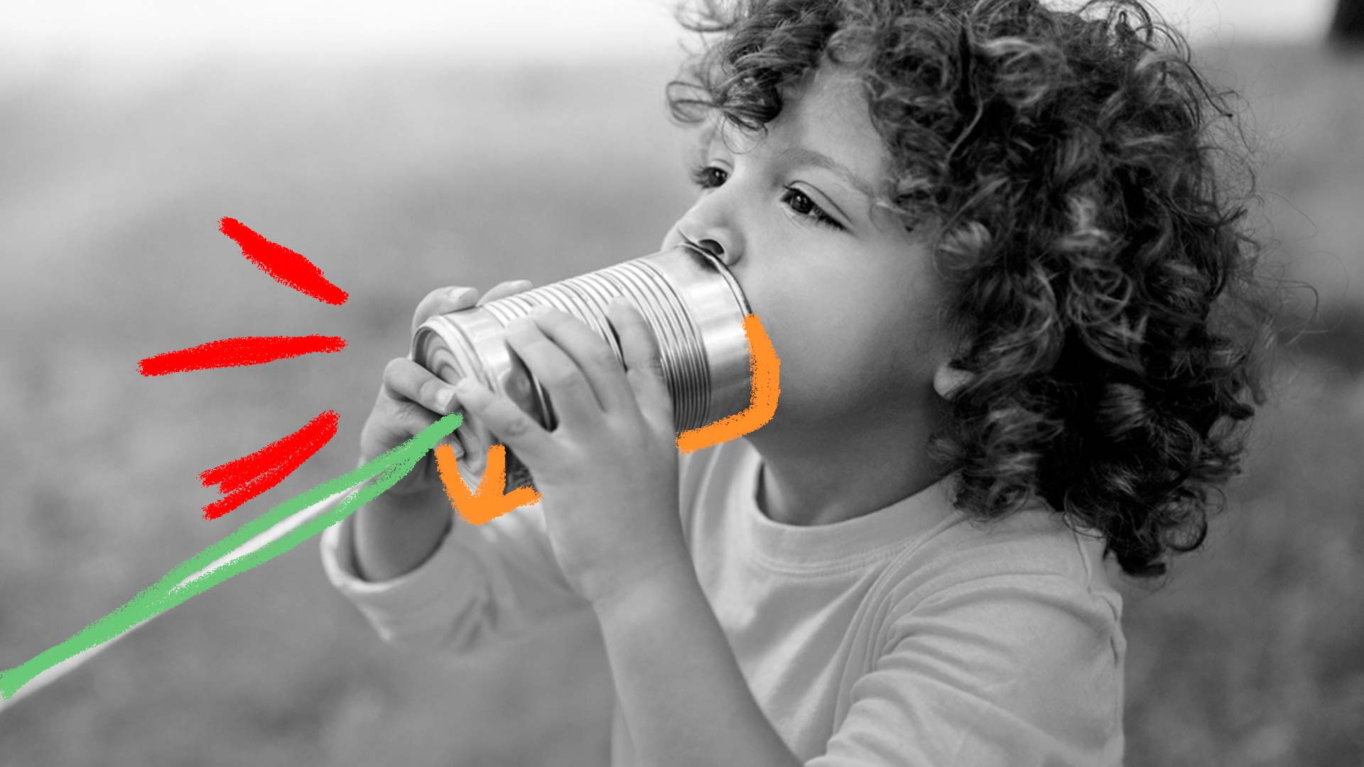 Gincana: foto em preto e branco de uma criança que está com uma lata na boca. A imagem apresenta rabiscos em vermelho, verde e laranja.