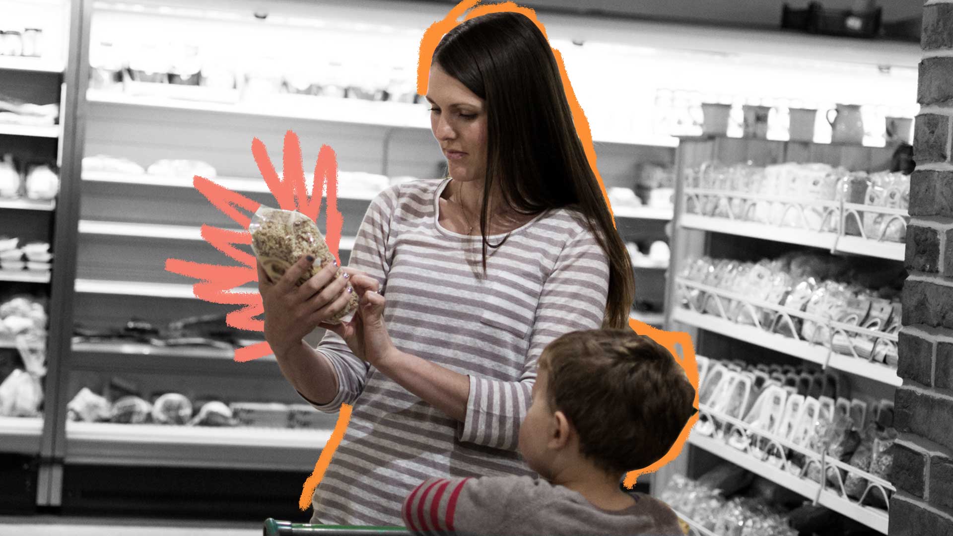 Põe no Rótulo: foto de um supermercado, em que uma mulher lê o rótulo de um produto enquanto uma criança a observa.