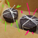 Biscoitos recheados embrulhados com barbante dentro de uma caixa da papelão de presente