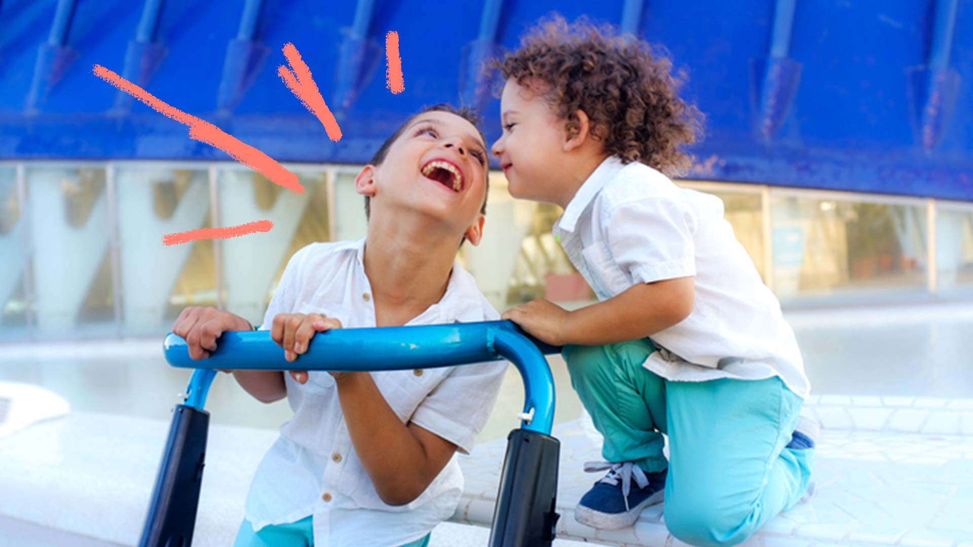 Fit Especial: foto de duas crianças que interagem e sorriem.
