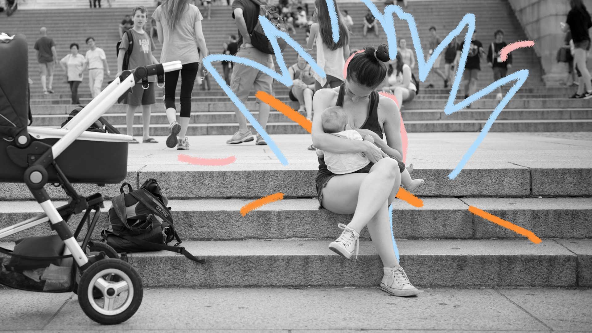 Amamentar em público: foto em preto e branco de uma mulher sentada em uma escadaria que amamenta seu filho.