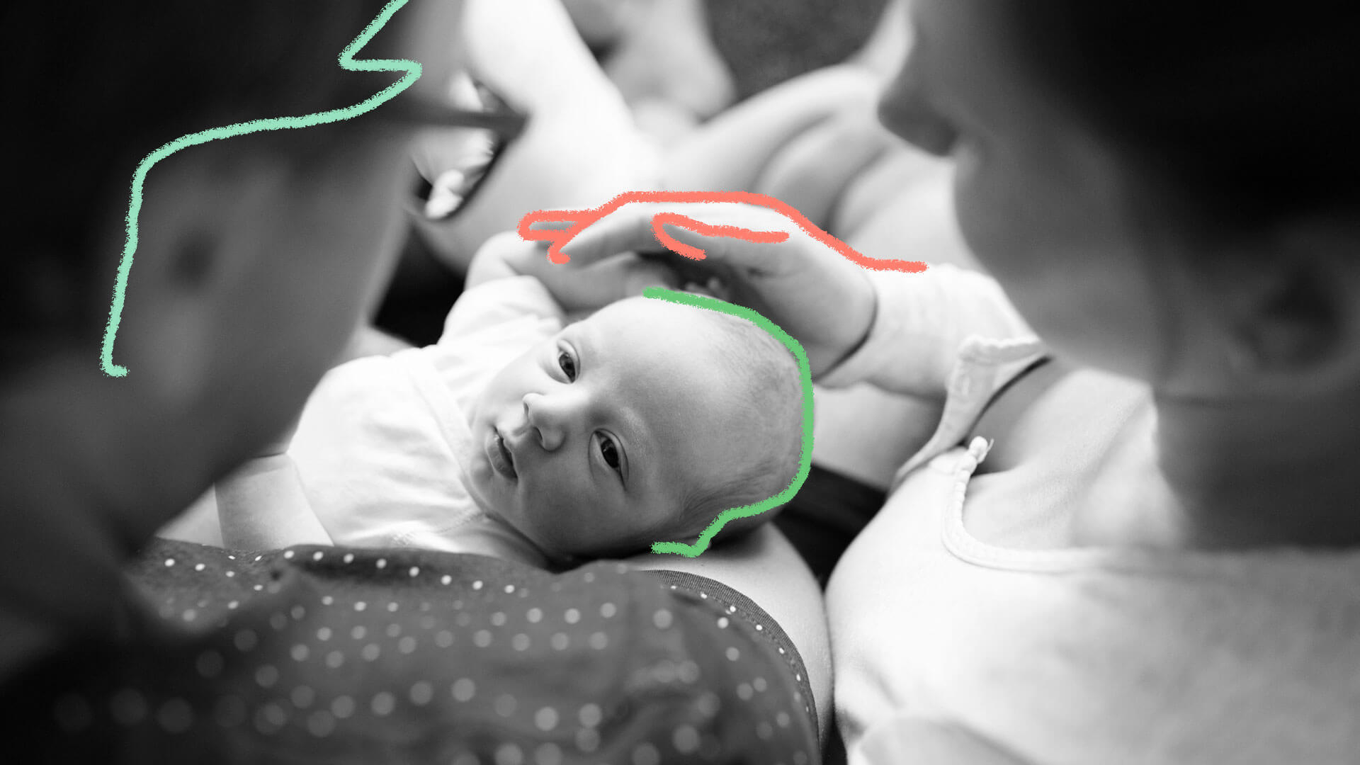 Licença parental: foto em preto e branco de um recém-nascido que está no colo e tem dois adultos ao seu redor.