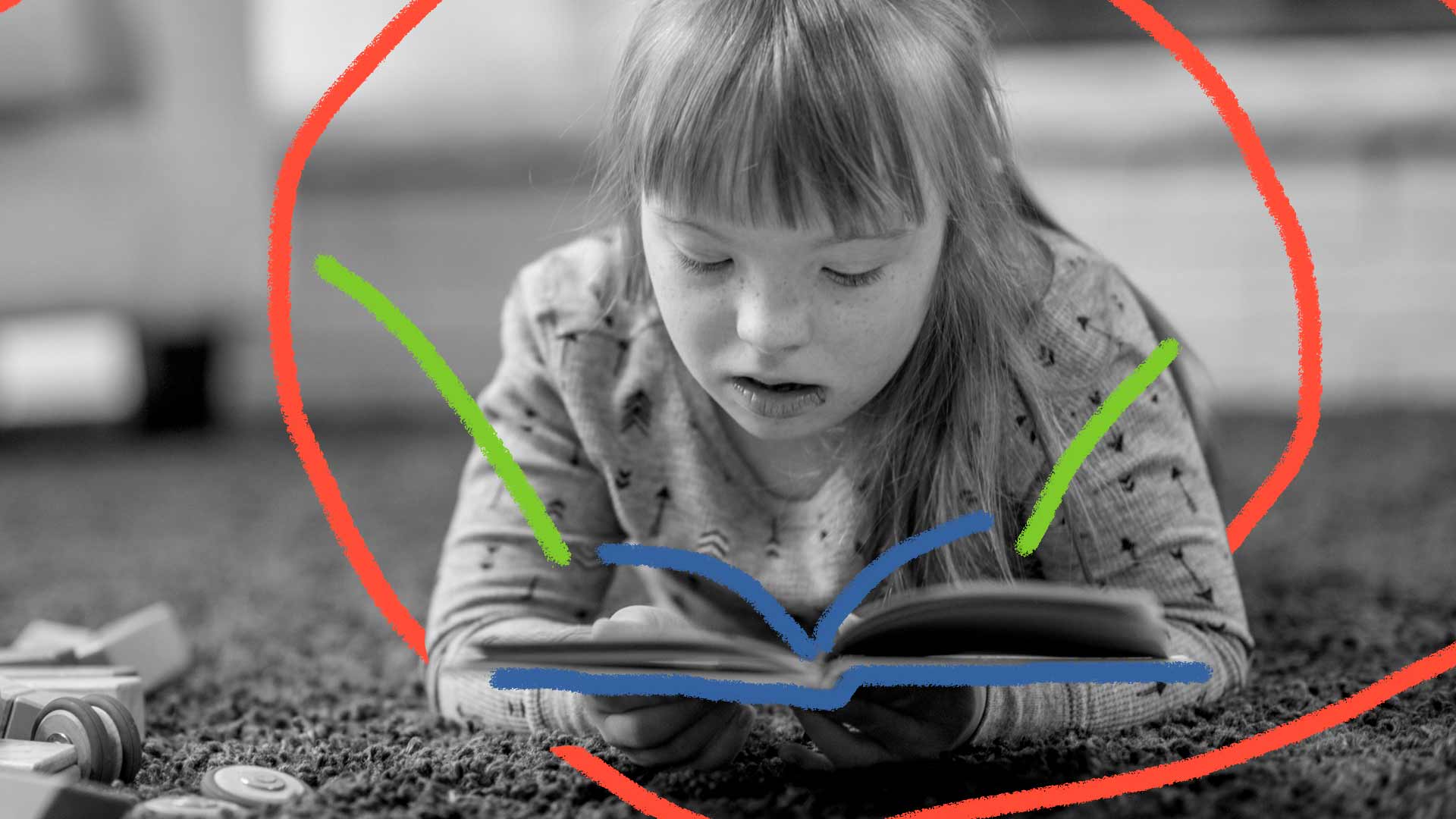 Livros para crianças de 5 anos: foto em preto e branco de uma menina deitada no chão que lê um livro.