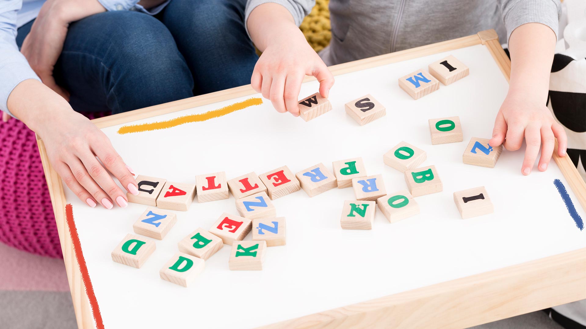 Aprender novas palavras: foto de uma mesa branca com diversas letras esculpidas em blocos de madeira.