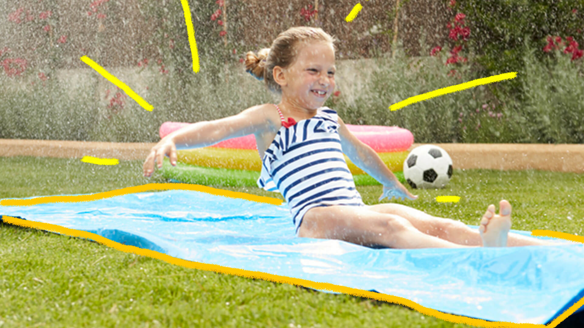Na foto, uma menina de pele clara usa um maiô e está sentada em um plástico, com água caindo sob ela.