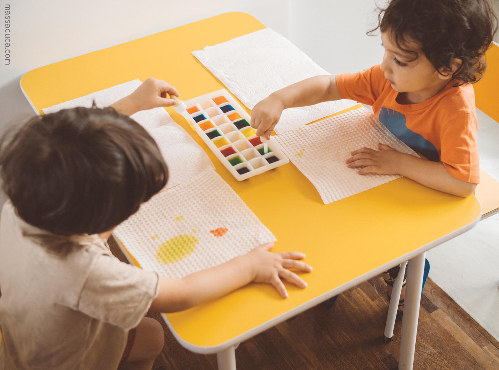 Brincadeira colorida e artística: pintando com conta-gotas