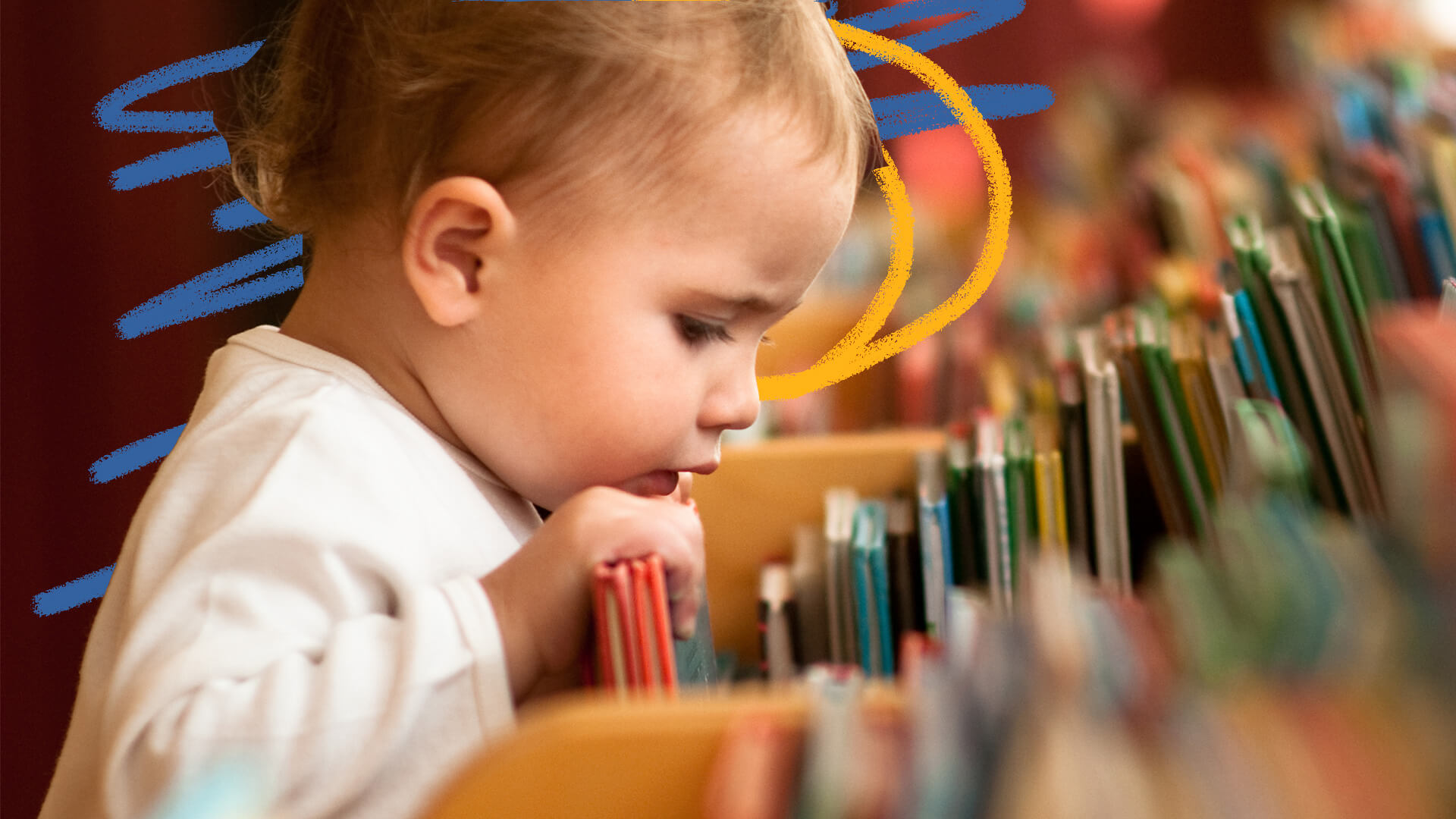 Biblioteca do bebê: uma criança pequena observa de perto e toca alguns livros em uma prateleira