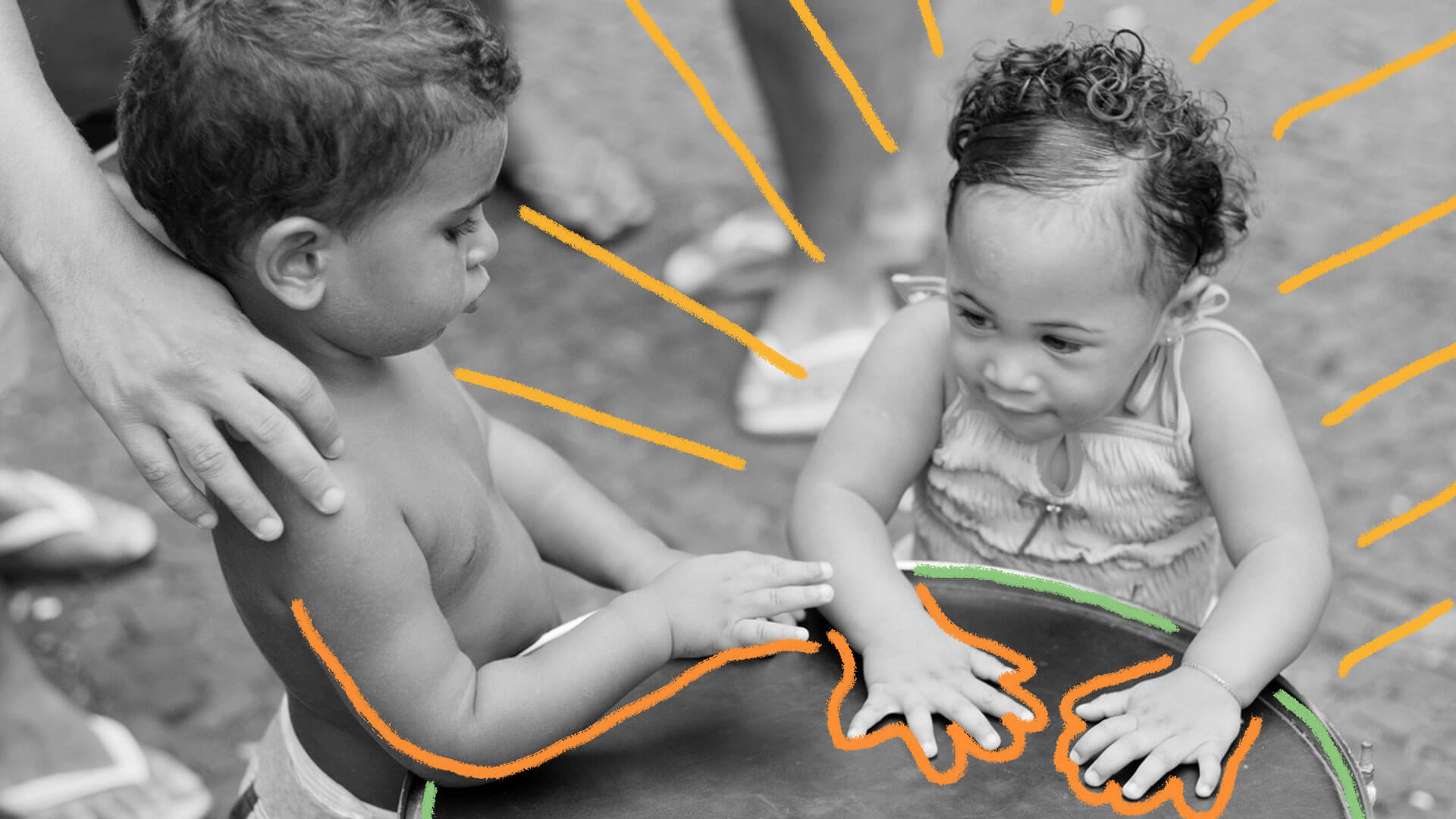Foto em preto e branco mostra duas crianças, um menino à esquerda e uma menina à direita, apoiando-se em uma mesa.