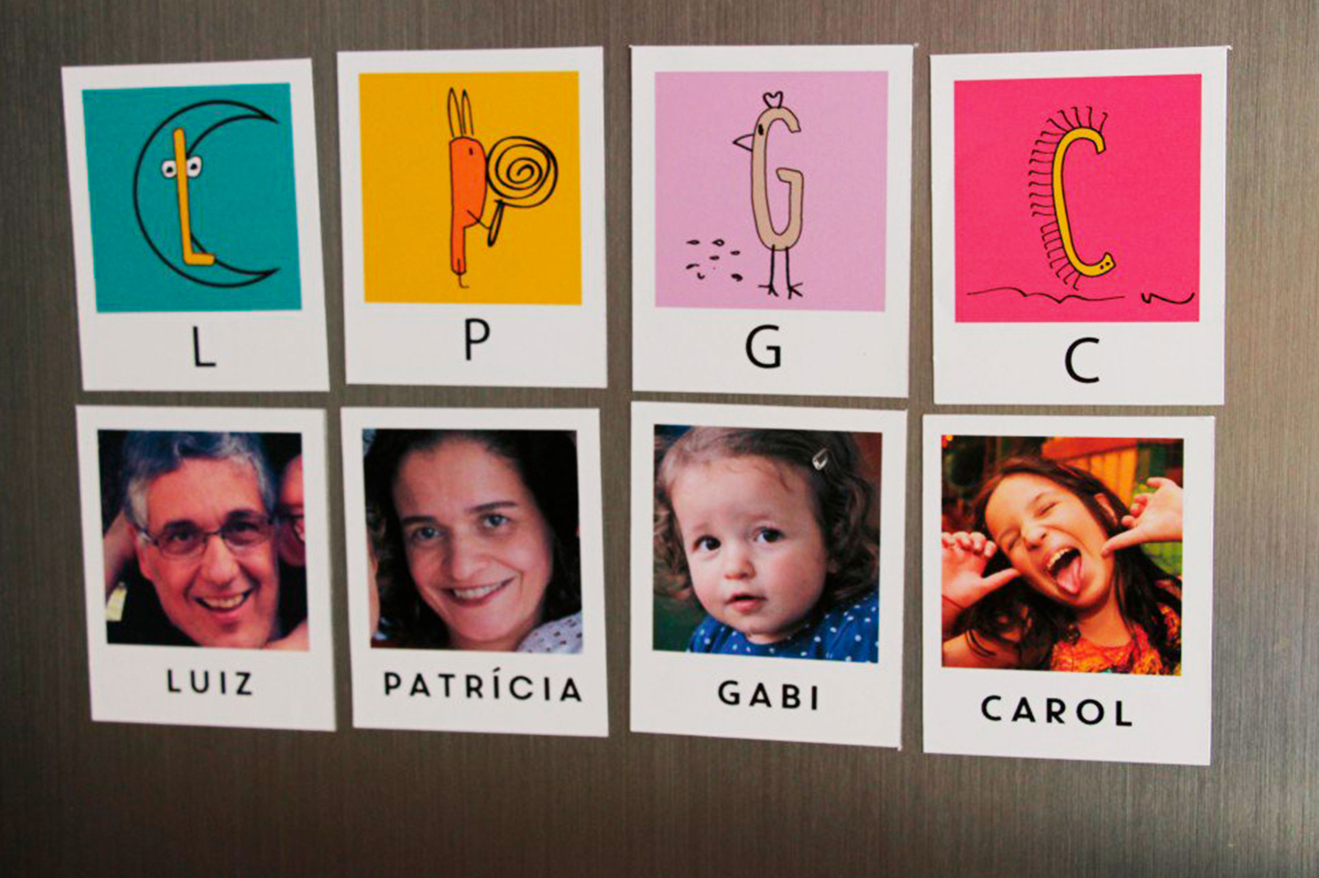 Diversos cartões coloridos, cada um com a foto de uma pessoa, seu nome e a primeira letra correspondente do seu nome