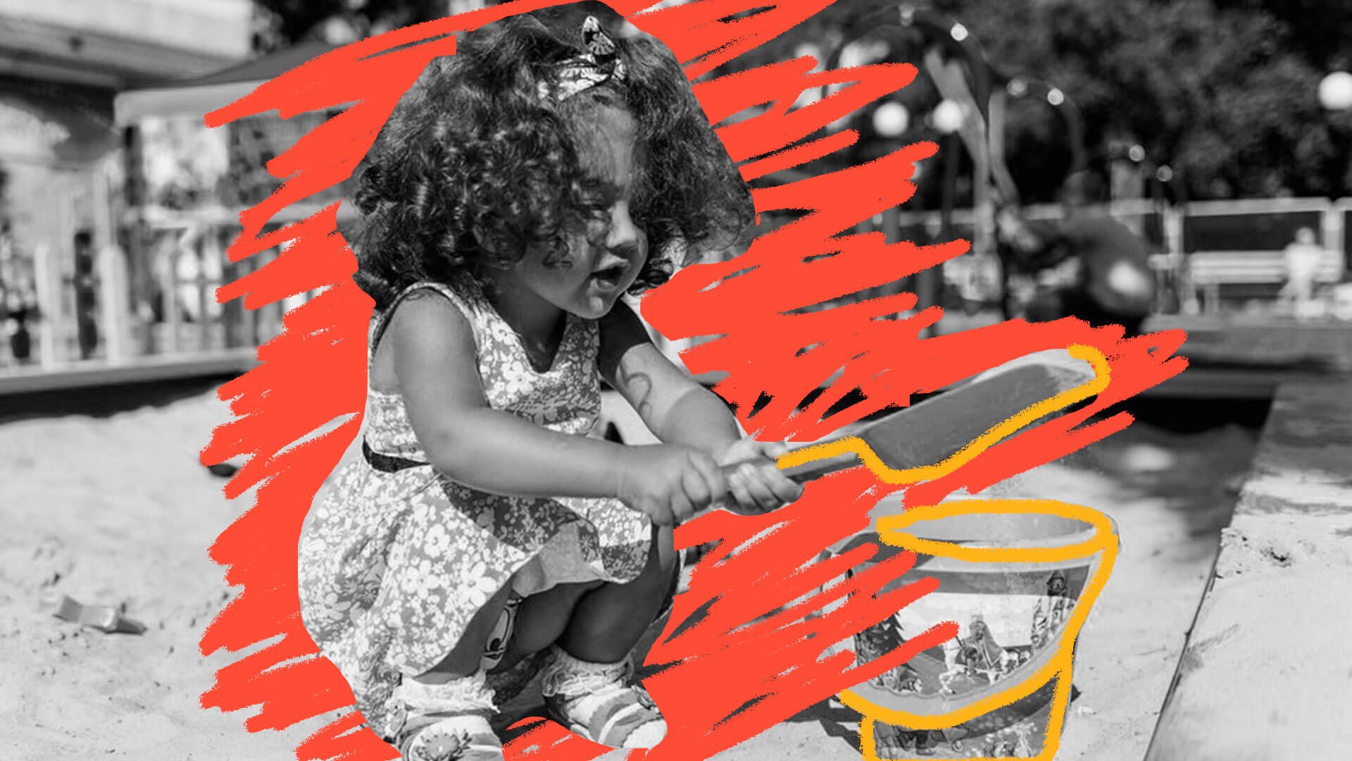 Foto em preto e branco mostra menina com uma pá, brincando na areia de um parque. A menina usa vestido e possui cabelos cacheados.