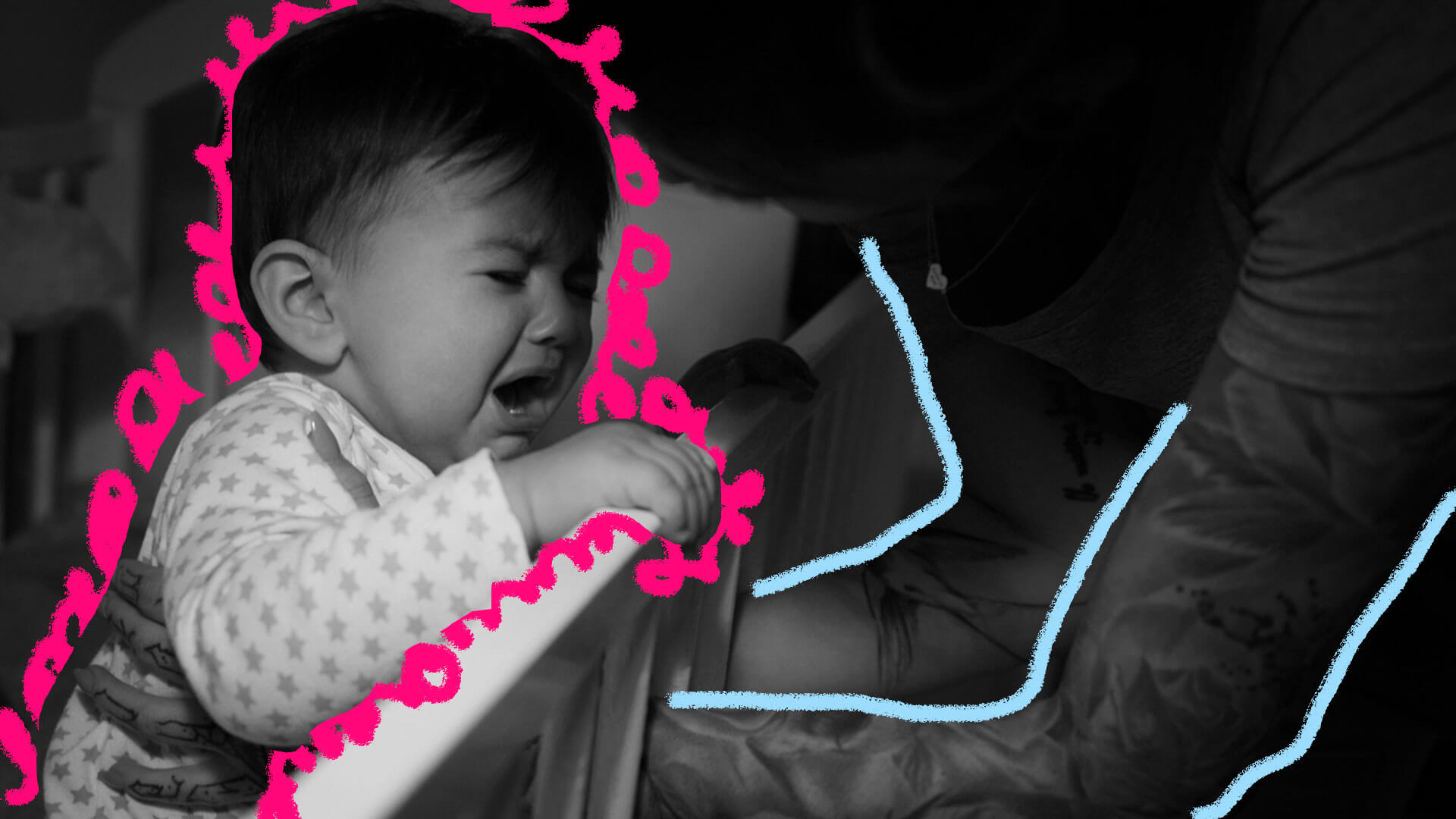 Bebê apoiado nas grades do berço chora. A foto é em preto em branco.