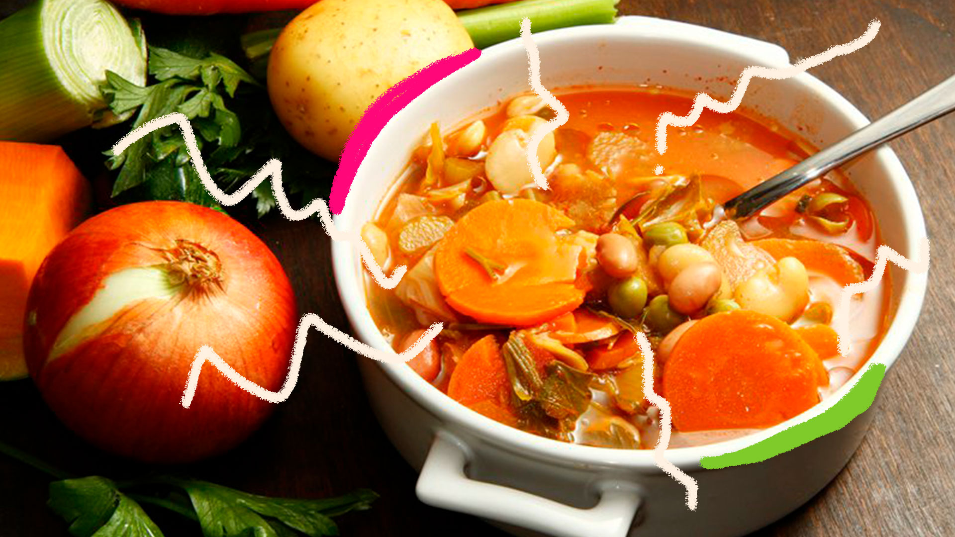 Uma cumbuca de sopa com cenouras, batatas, feijão e outros grãos. Ao lado, legumes diversos - cebolas, batatas, cheiro verde e alho poró.