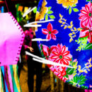Balões e enfeites coloridos de festa junina pendurados em um varal.