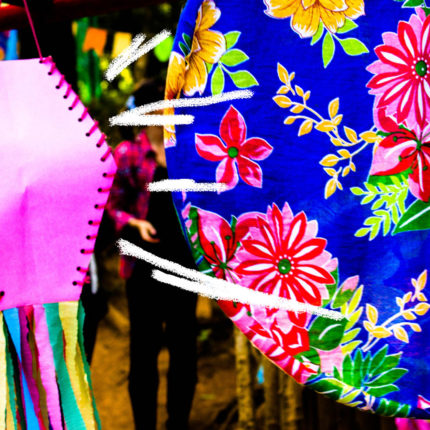 Balões e enfeites coloridos de festa junina pendurados em um varal.