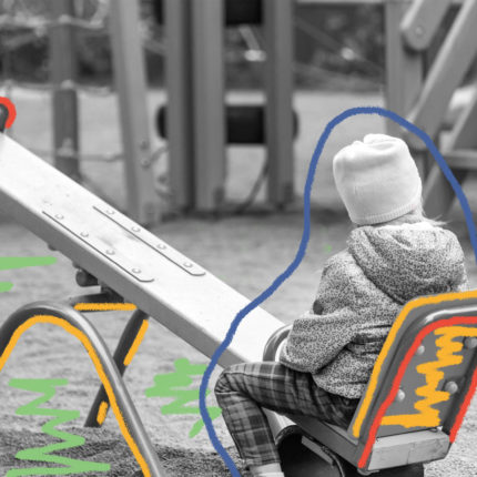 Foto em preto e branco mostra criança sentada sozinha em uma gangorra.