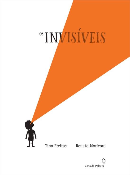 Capa do livro "Os invisíveis", de Tino Freitas e Renato Moriconi. Em um fundo branco, está desenhado o contorno de uma criança pequena no canto inferior da página e de seu olhar sai um feixe alaranjado, como se fosse uma lanterna a iluminar parte do título do livro