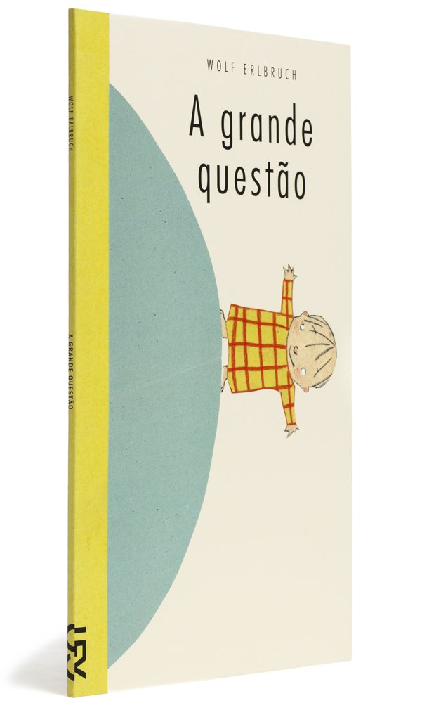 Capa do livro "A grande questão", de Wolf Erlbruch. Um menino de roupa quadriculada em amarelo e vermelho aparece de braços abertos em cima de um semicírculo azul, ambos dispostos em sentido "deitado" para o leitor