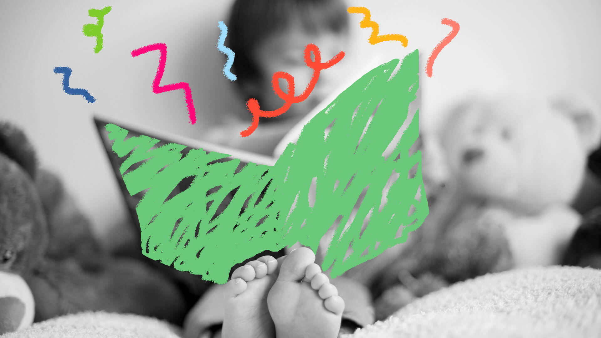 Foto em preto e branco mostra pés de criança, que está deitada lendo um livro.