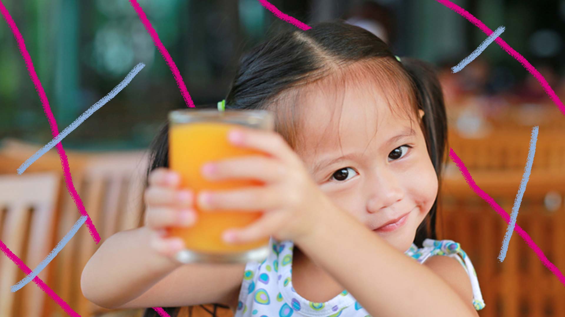 Suco natural para lancheira: foto de uma criança que segura um copo de suco.