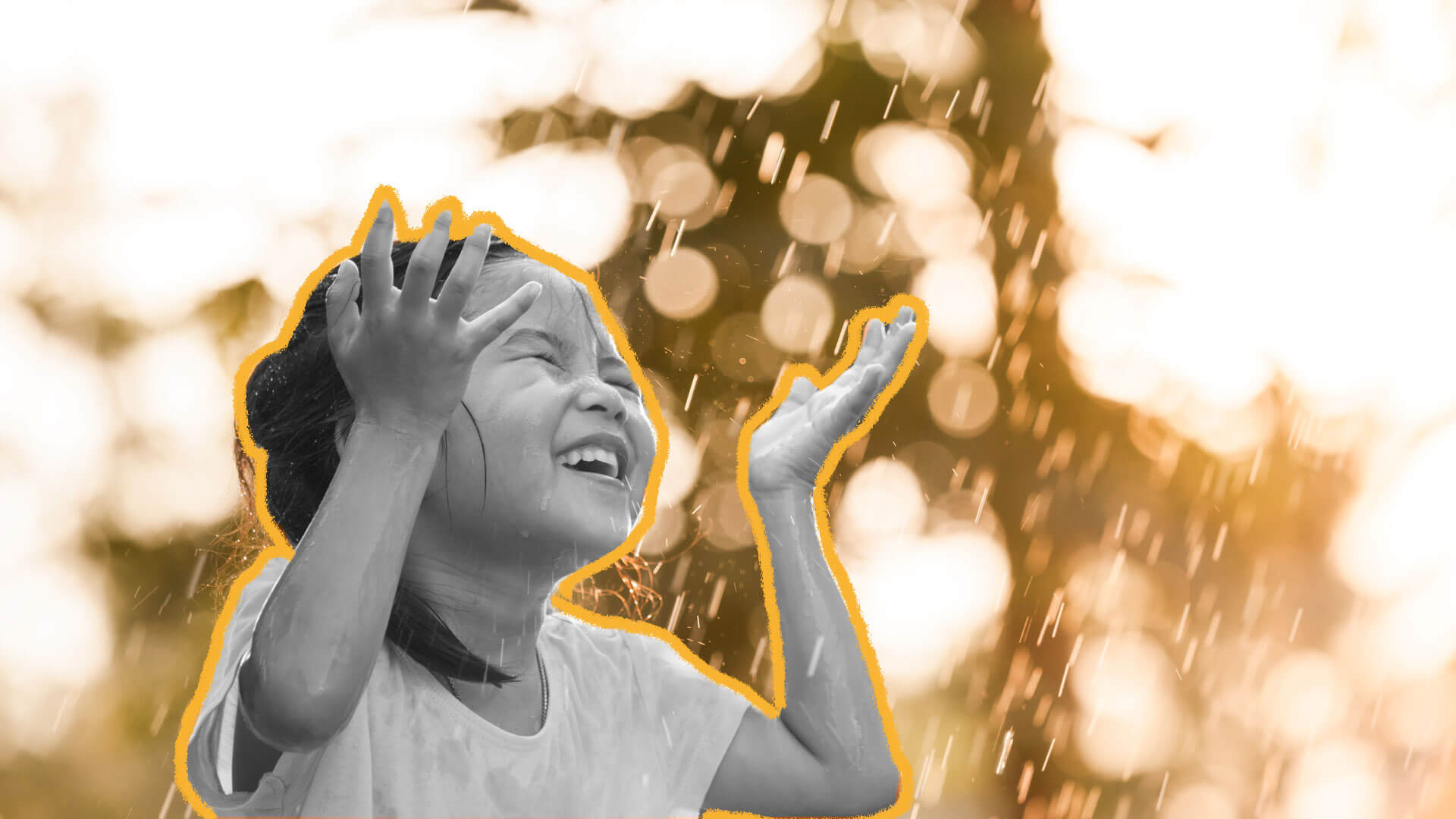 A importância do tempo livre: foto de menina oriental, de olhos fechados, sente os pingos de chuva caindo em seu rosto. A foto é em preto em branco.