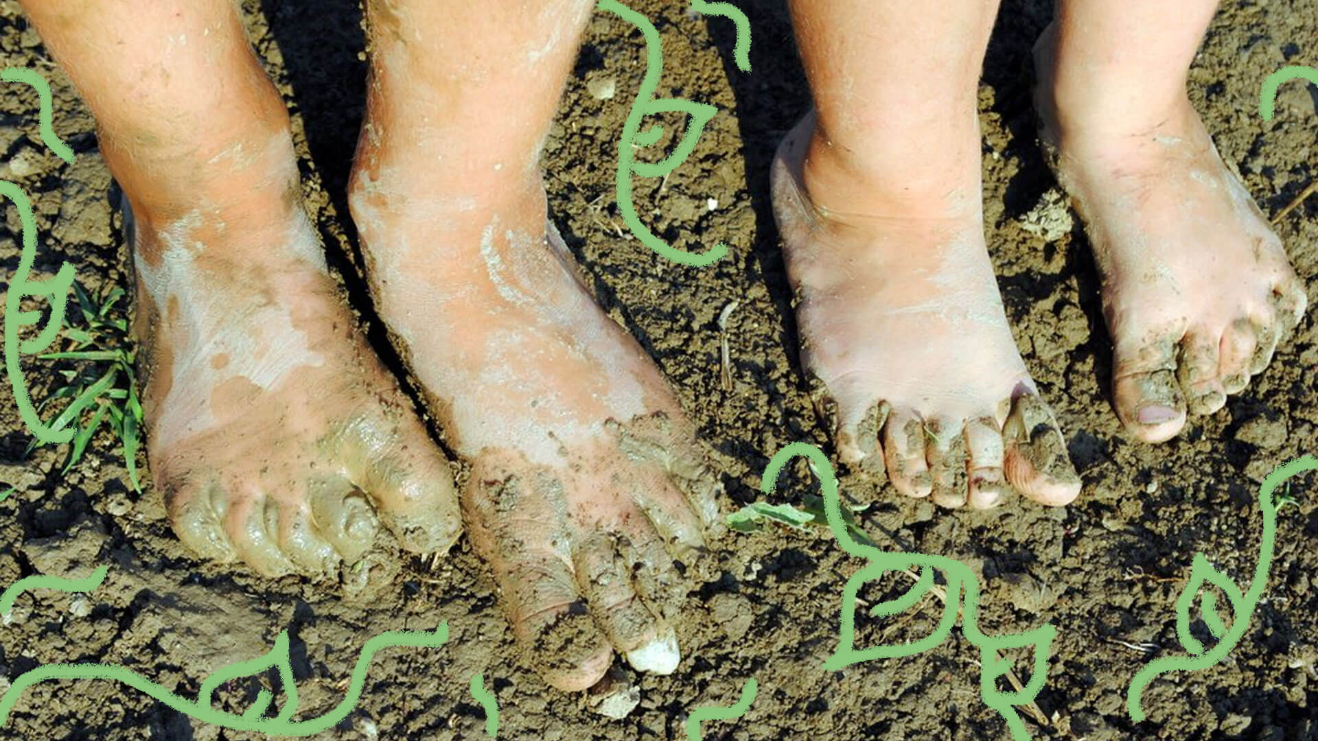 Foto em cores de pés de crianças chafurdando em lama