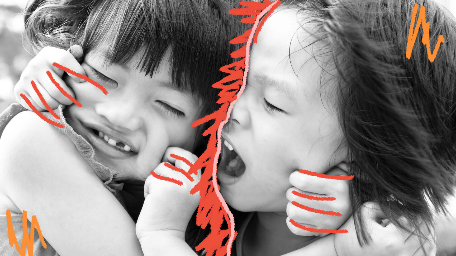 Duas meninas apertando as bochechas, uma da outra. Foto em preto e branco.