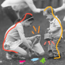 Duas crianças (uma menina de cerca de 7 anos e um bebê) se ajudam a escolher objetos do chão e e colocar em uma sacola.