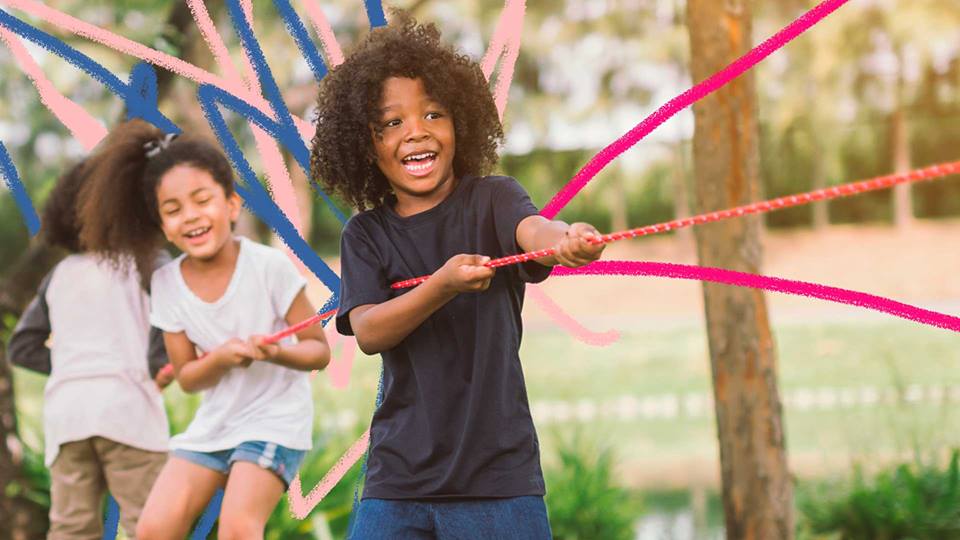 Parques aniversário para crianças: foto de uma criança negra, de cabelos soltos, que segura um elástico. Há rabiscos coloridos na imagem.