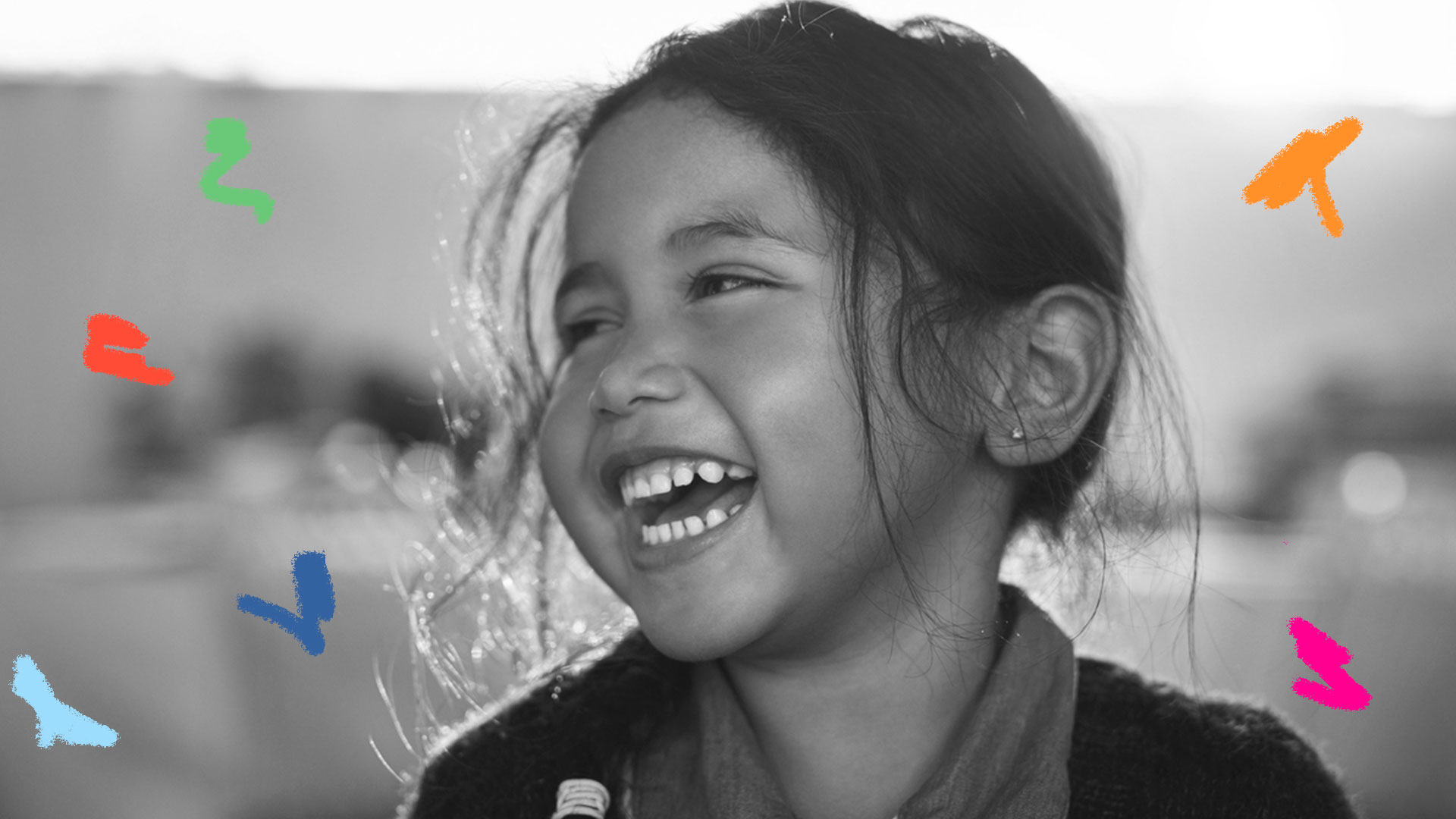 Foto em preto e branco de uma menina sorrindo