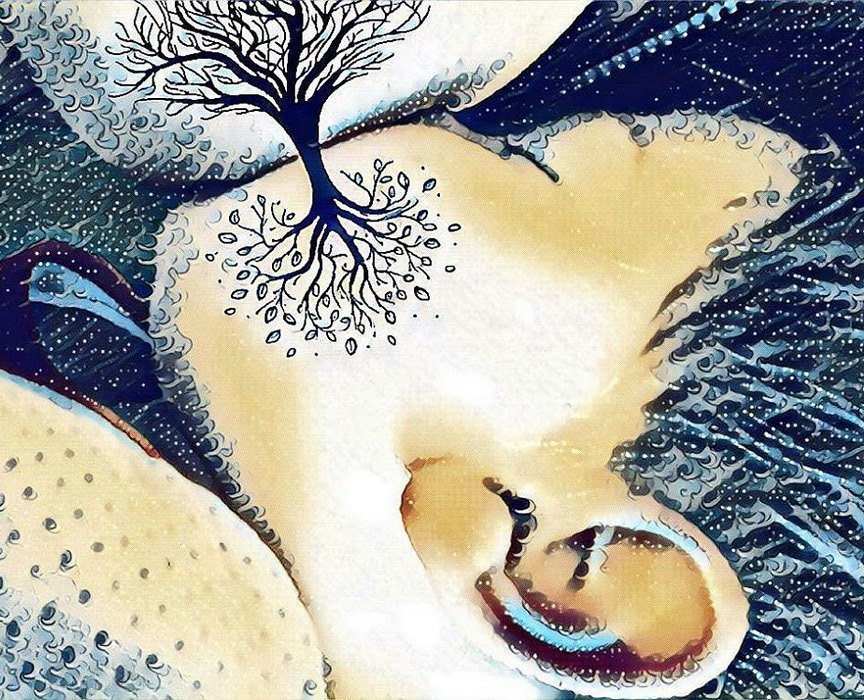 A ilustração de um bebê mamando no peito da mãe exibe árvores e raízes ligando a boca ao mamilo, sugerindo a conexão entre mãe e filho.