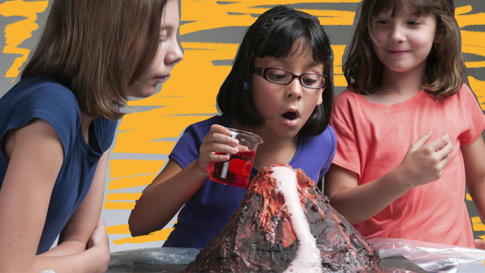 Três meninas olhando para uma experiência de vulcão com papel