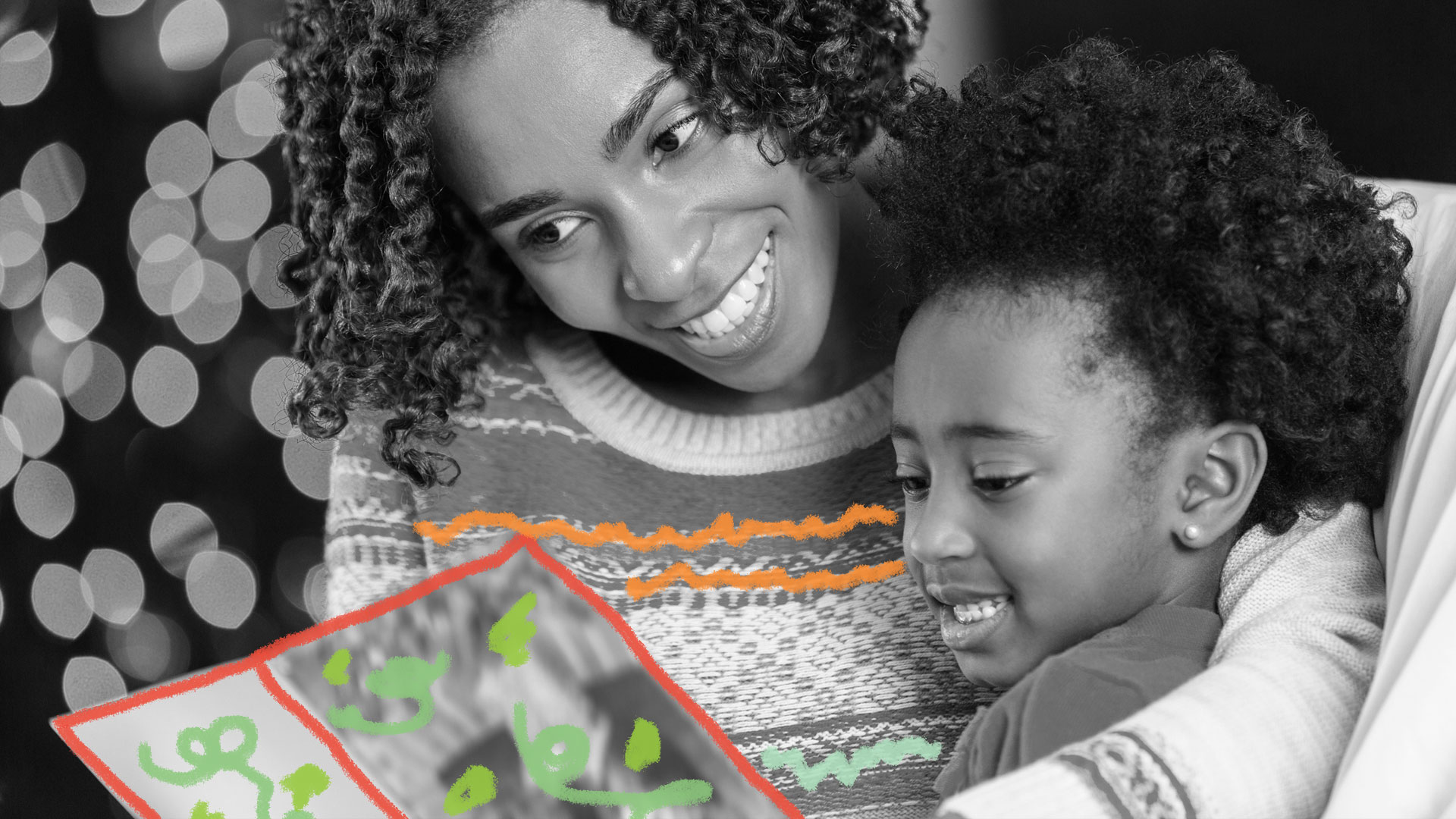 Mãe e filha lendo livro juntas, sentadas no sofá. Foto em preto e branco.