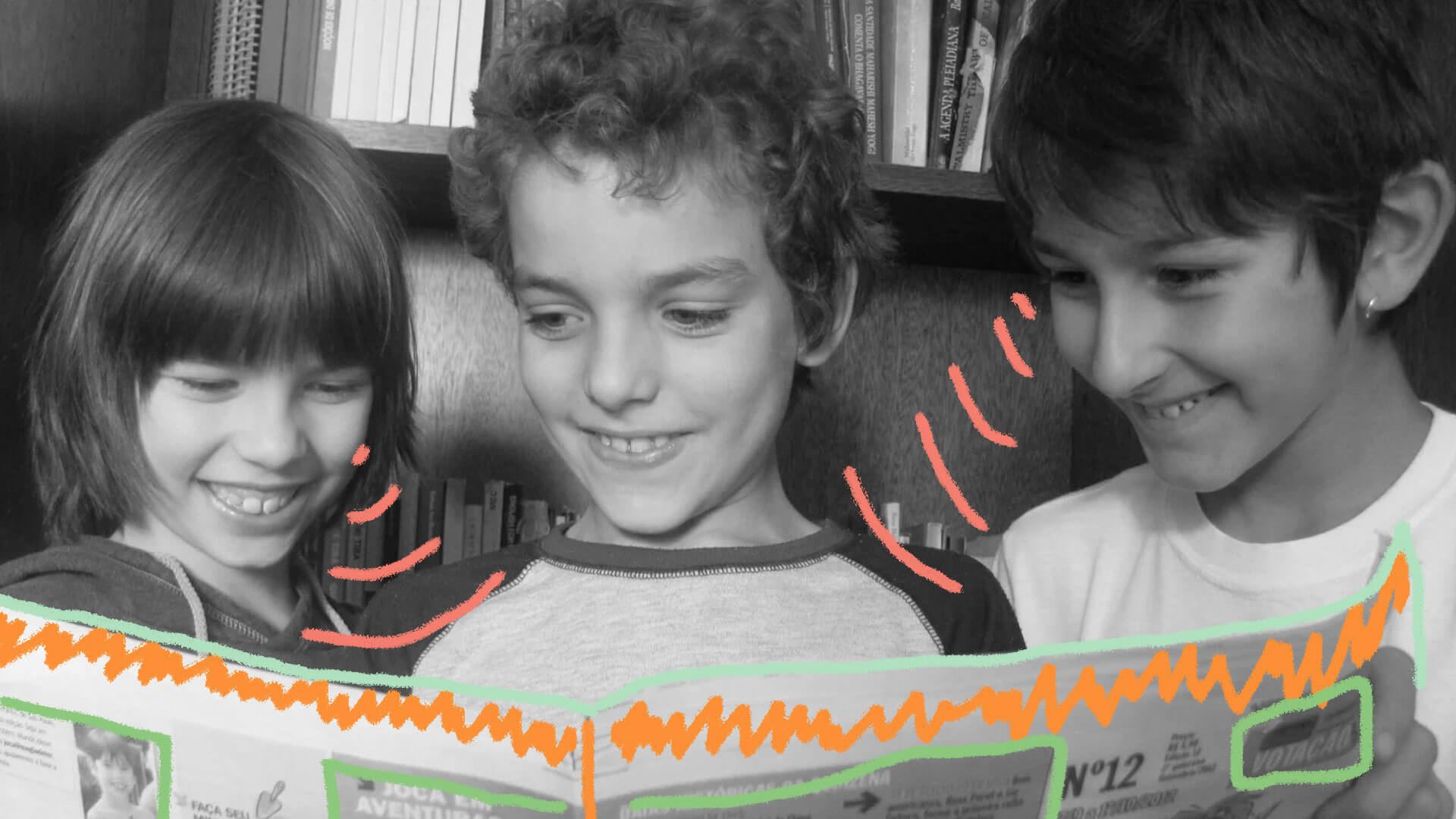 Foto em preto e branco mostra três crianças lendo um jornal. Uma menina ao lado esquerdo e dois meninos ao lado direito.