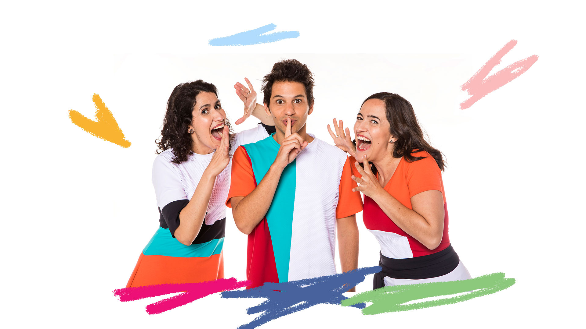 Bandas infantis: foto de um trio de adultos da banda Tiquequê veste roupas coloridas e estão diante de um fundo branco