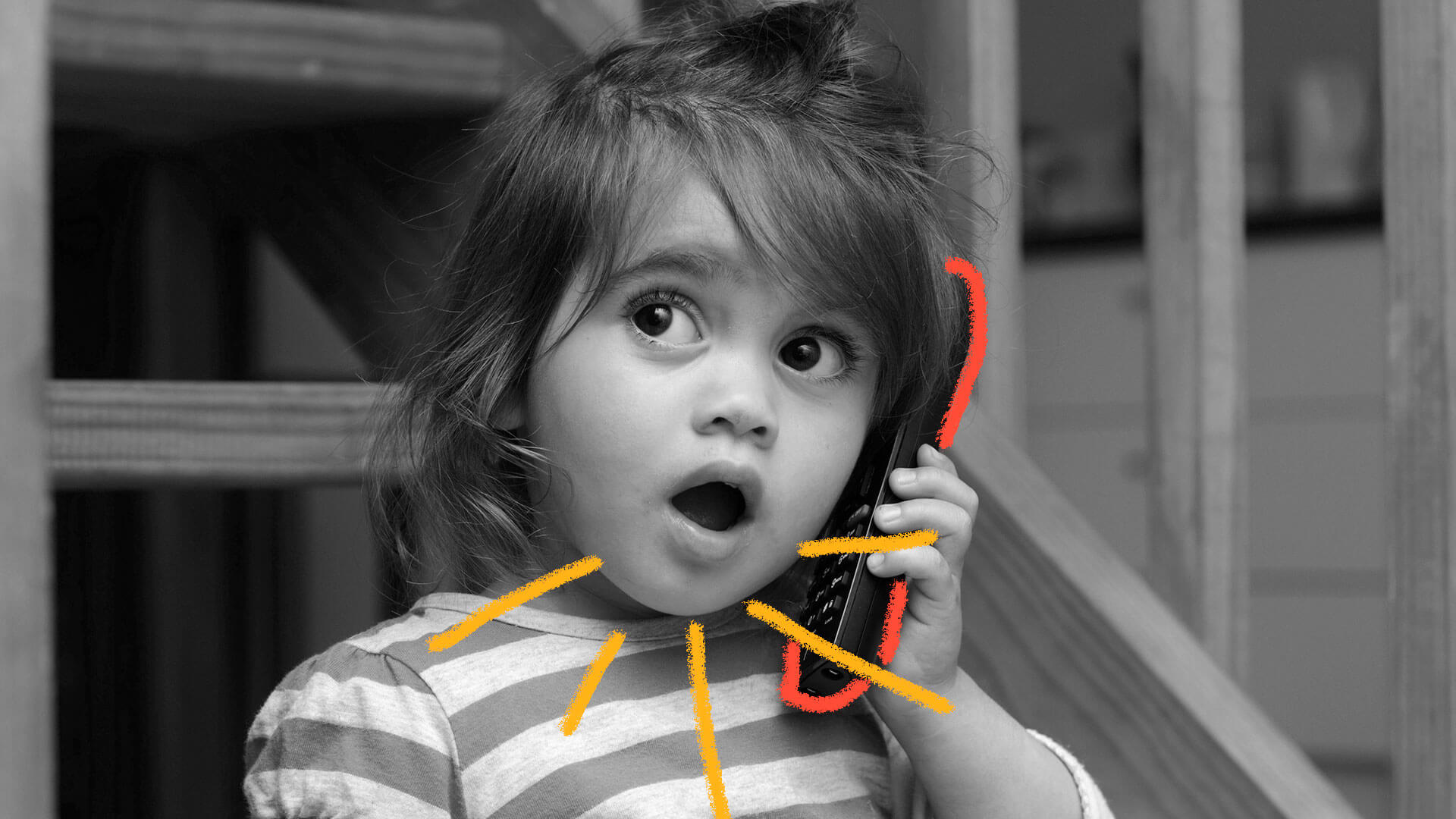 Atraso na fala: uma menina segura um telefone. Sua boca demonstra que ela está prestes a dizer alguma coisa.