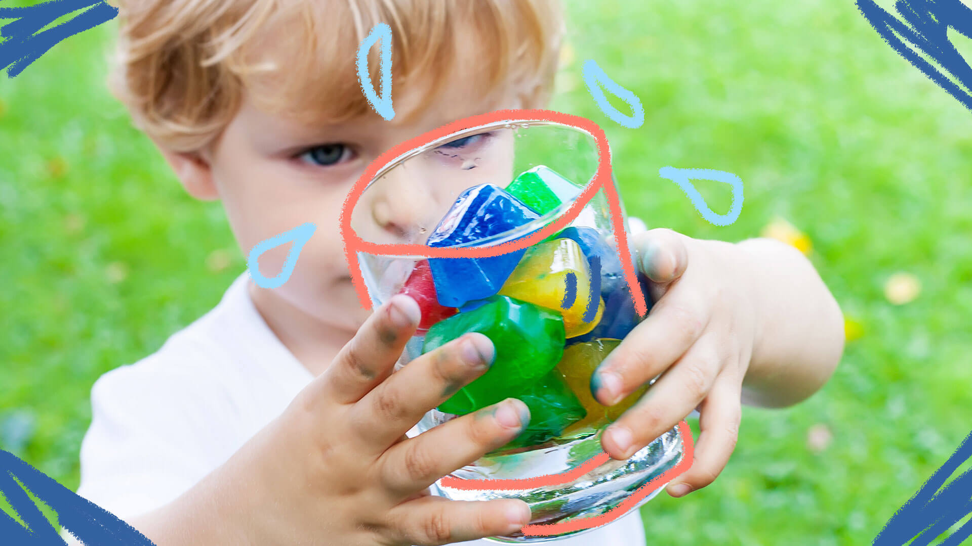Foto mostra um menino segurando com as duas mãos um recipiente redondo com gelos sensoriais.