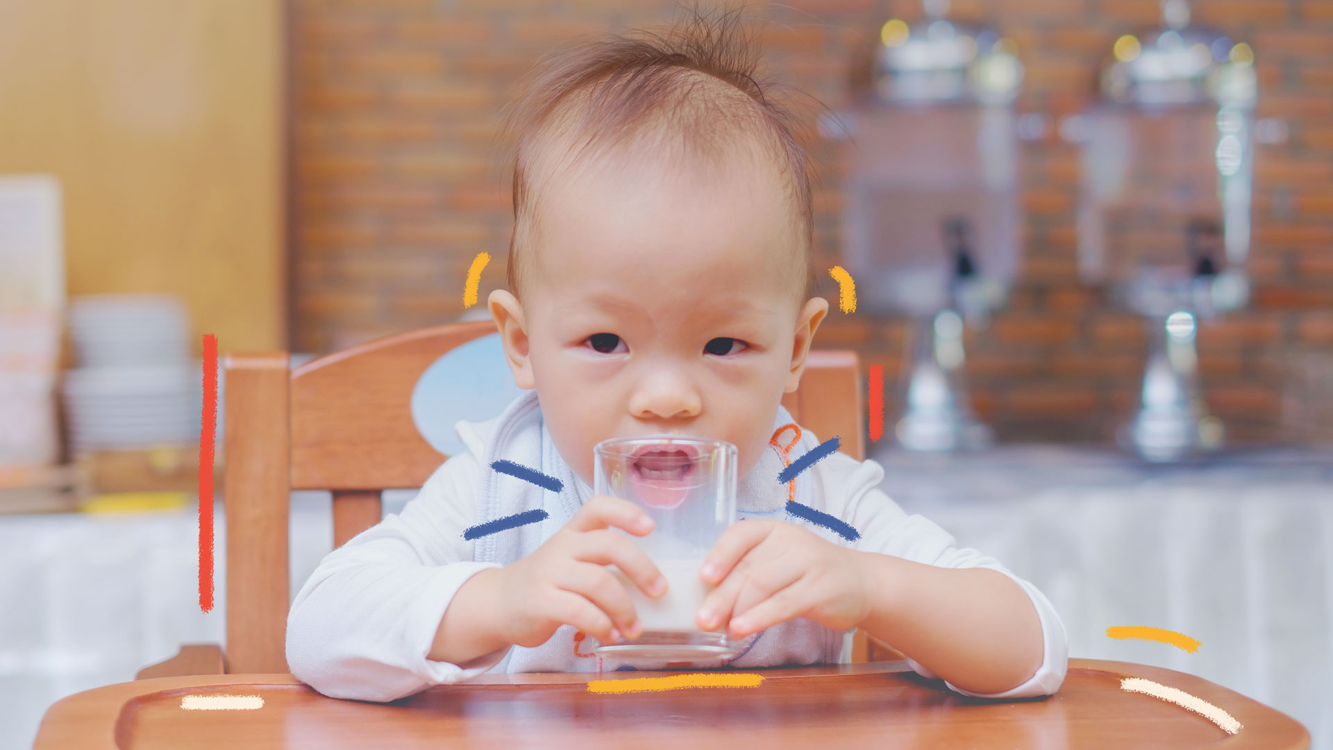 como aquecer leite materno: foto de um bebê tomando leite no copo