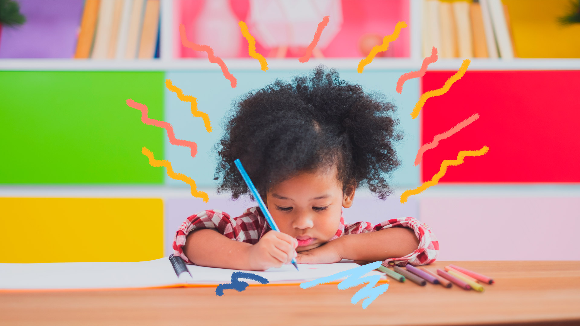 Imagem de uma menina escrevendo em um caderno. Na parede atrás tem vários retângulos coloridos. Matéria sobre educação infantil e isolamento social