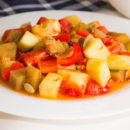 O prato leva uma grande variedade de legumes para colorir o prato dos pequenos com muitas vitaminas.