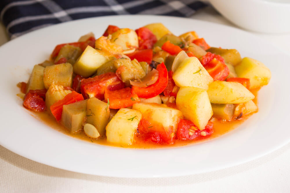 O prato leva uma grande variedade de legumes para colorir o prato dos pequenos com muitas vitaminas.