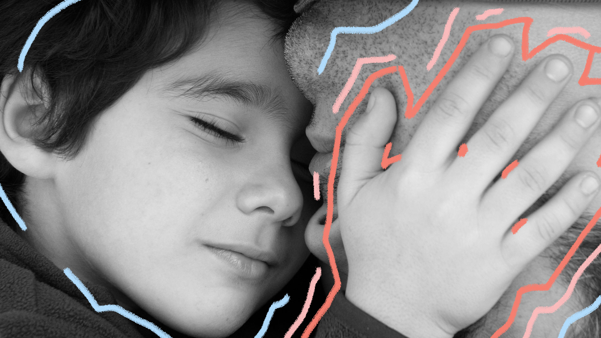 Foto em preto e branco mostra menino deitado com a mão no rosto do pai.